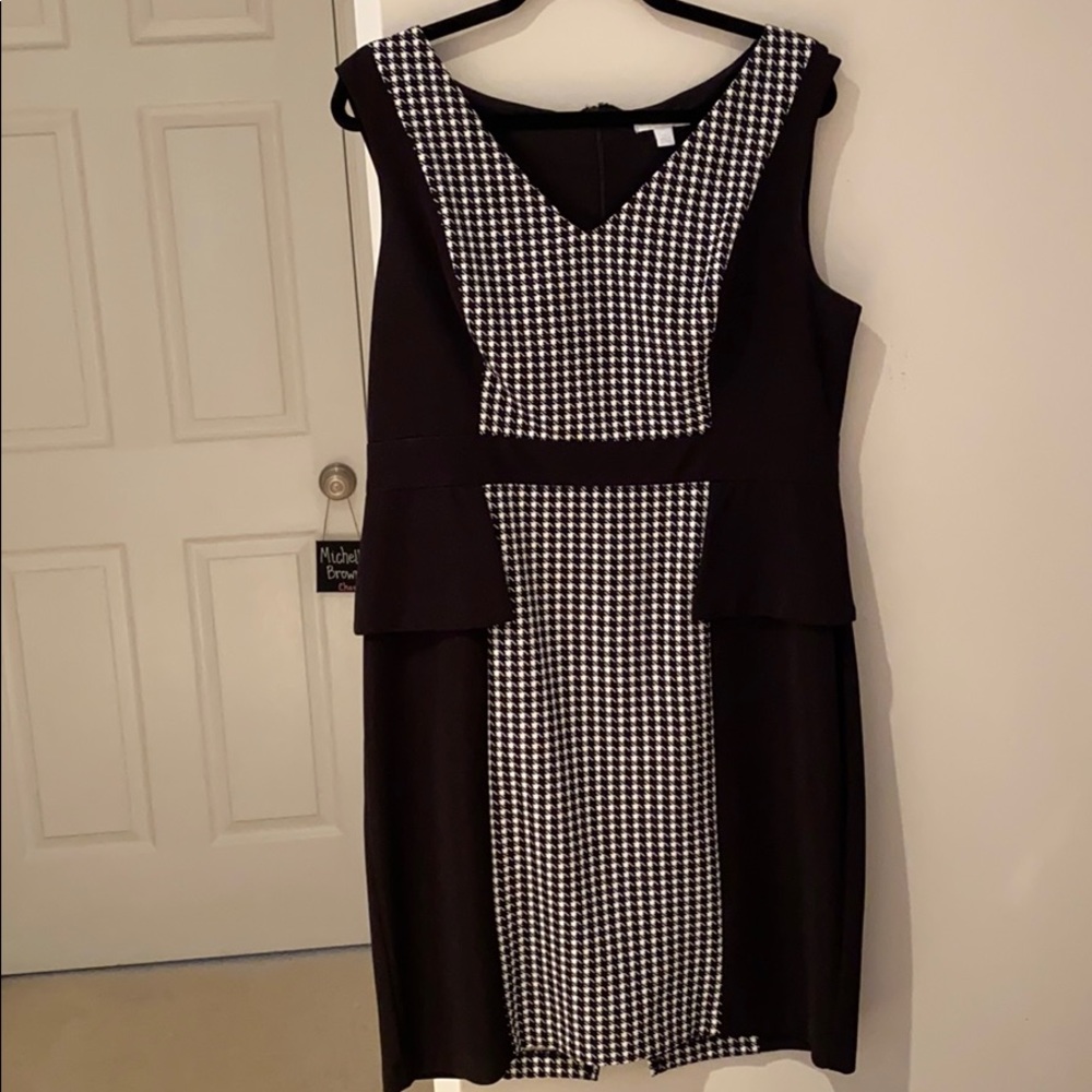 🌸New York & Co. dress in black&white houndstooth.